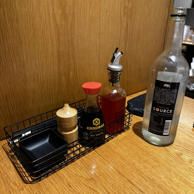 カウンターで回転寿司のレーンが流れるレストラン🥢