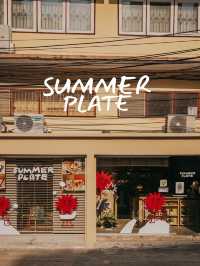 SUMMER PLATE คาเฟ่เท่ๆ สดใส สไตล์กราฟิกสุดชิค