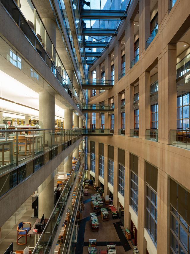 Vancouver Public Library：近未来的なデザインが魅力のバンクーバー中央図書館📚✨
