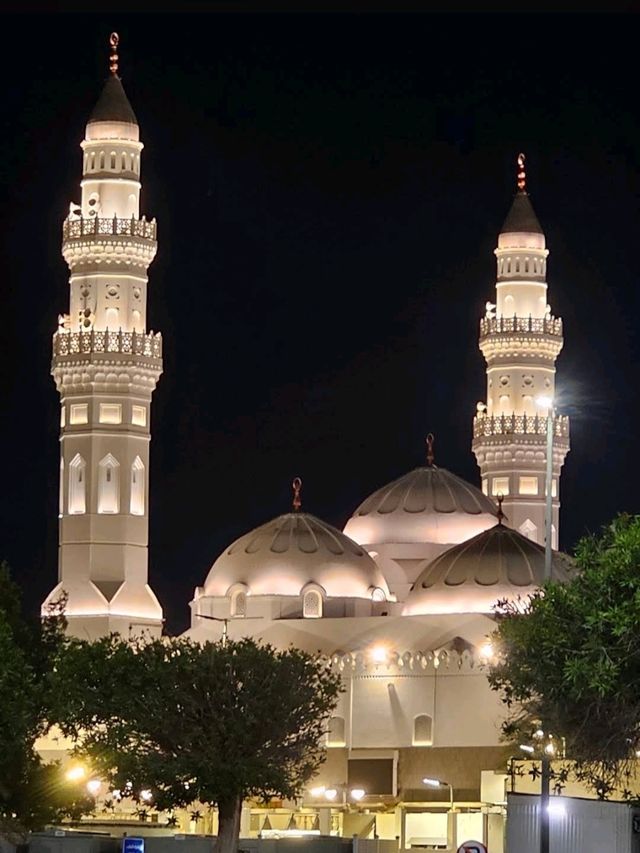 Quba Mosque: A Peaceful Gem in Medina 🕌🌤️🌙💫🕊️