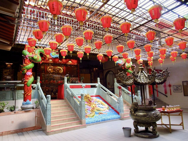 Sam Siang Keng: Where Gods, Ghosts & the Best Kaya Buns Collide 🏮👻