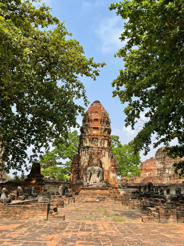 ใส่ชุดไทยเที่ยววัดอยุธยา ได้บุญได้รูปสวย