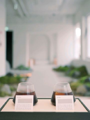 홍대 대형 카페, 내면의 발견