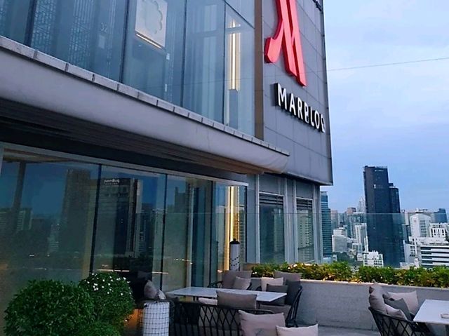 Bangkok Marriott Hotel The Surawongse สระน้ำสวยมาก