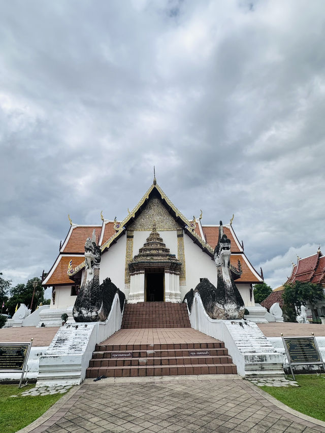 タイにある“愛をささやく”壁画