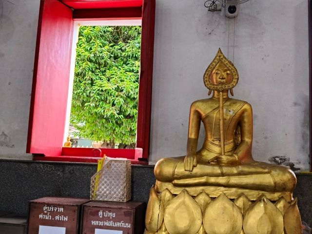 กราบขอพรหลวงพ่อโบสถ์บน  ย่านเจริญนคร  