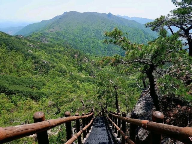 Quiet Trails & Craggy Peaks