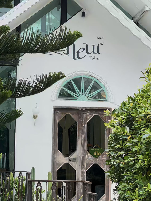 Fleur Cafe & Eatery คาเฟ่สไตล์สวนอังกฤษในแม่ริม