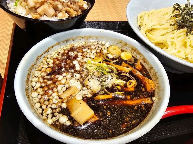 日本富山飽足系黑拉麵〔ガッツリ！えびす〕，醬油湯濃麵人氣店🍜
