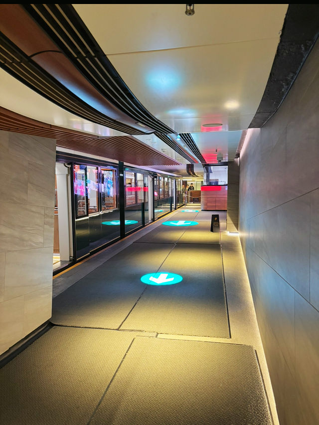 🚠【香港山頂纜車】百年經典，登上維港最浪漫的高地