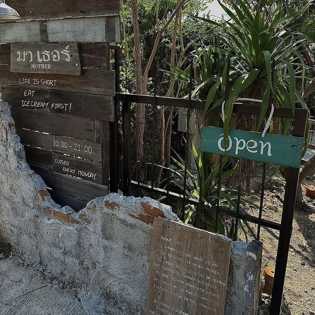 ☕ Mother Café – บ้านไม้ในสวน เหมาะนั่งทำงานสุดใจ  