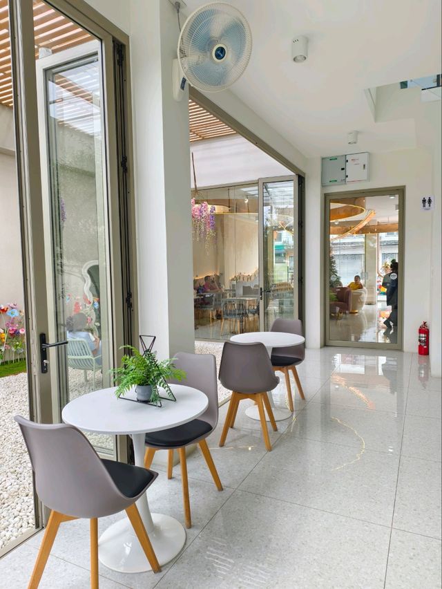 EMQUARTER CAFE 