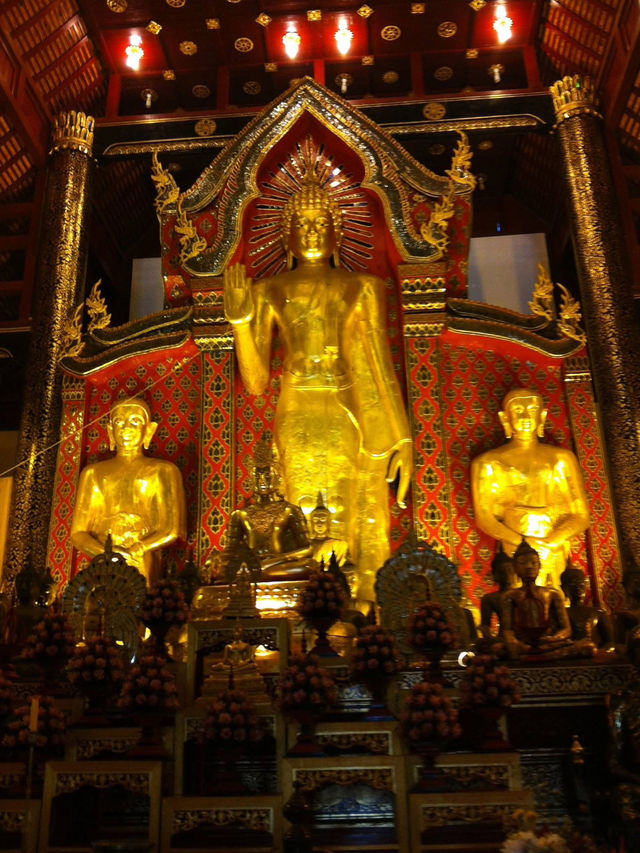 วัดเจดีย์หลวงวรวิหาร วัดเก่าที่ห้ามพลาด