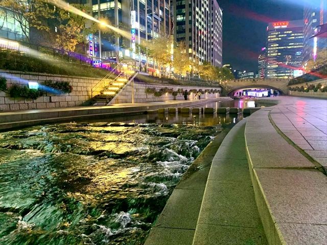 Cheonggyecheon Stream – A Peaceful Walk in the Heart of Seoul