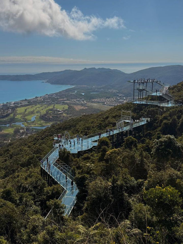Another cool thing about Yalong Bay? The Yalong Bay Tropical Paradise Forest Park in the hills! 🌿