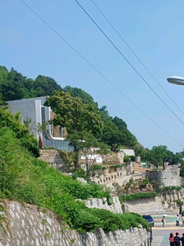 바닷가 절벽 위에 자리한 독특한 돌 성채