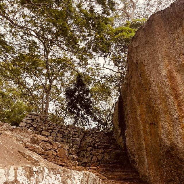 🏰✨ *Sigiriya Rock Fortress (සීගිරිය): Sri Lanka’s "Eighth Wonder of the World"* 🦁🌄