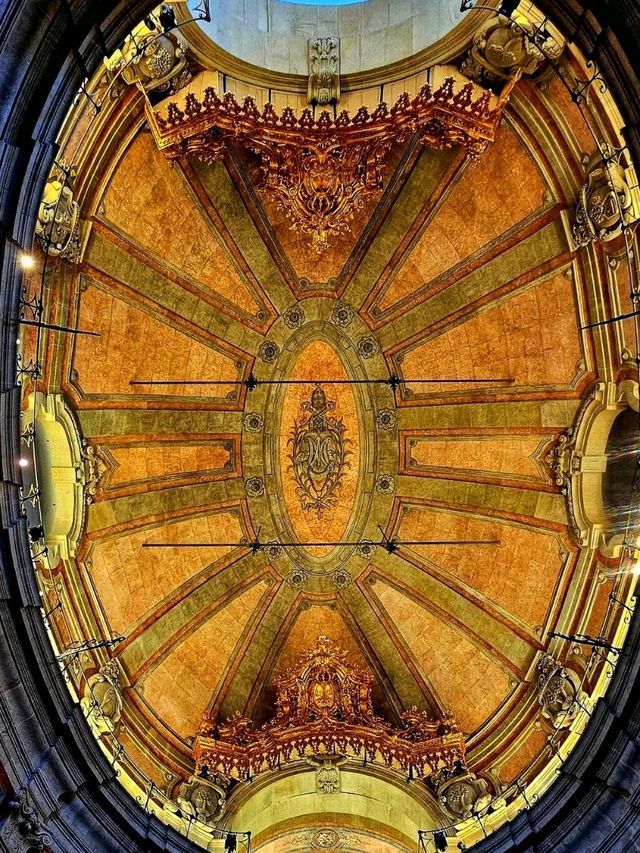 ⛪ Clérigos Church & Tower: Touch the Sky in Porto 