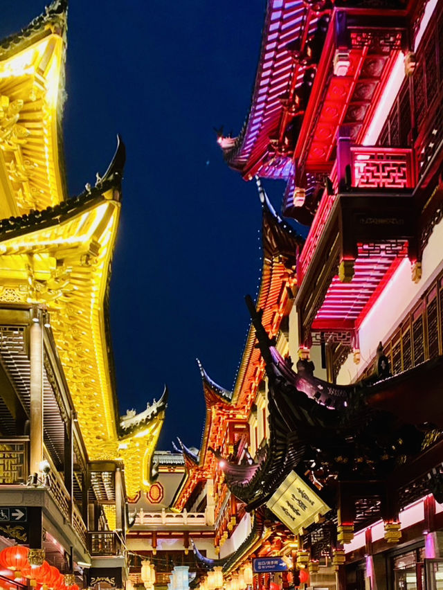 A Glimpse into Old Shanghai's Bustling Charm A Glimpse into Old Shanghai's Bustling Charm