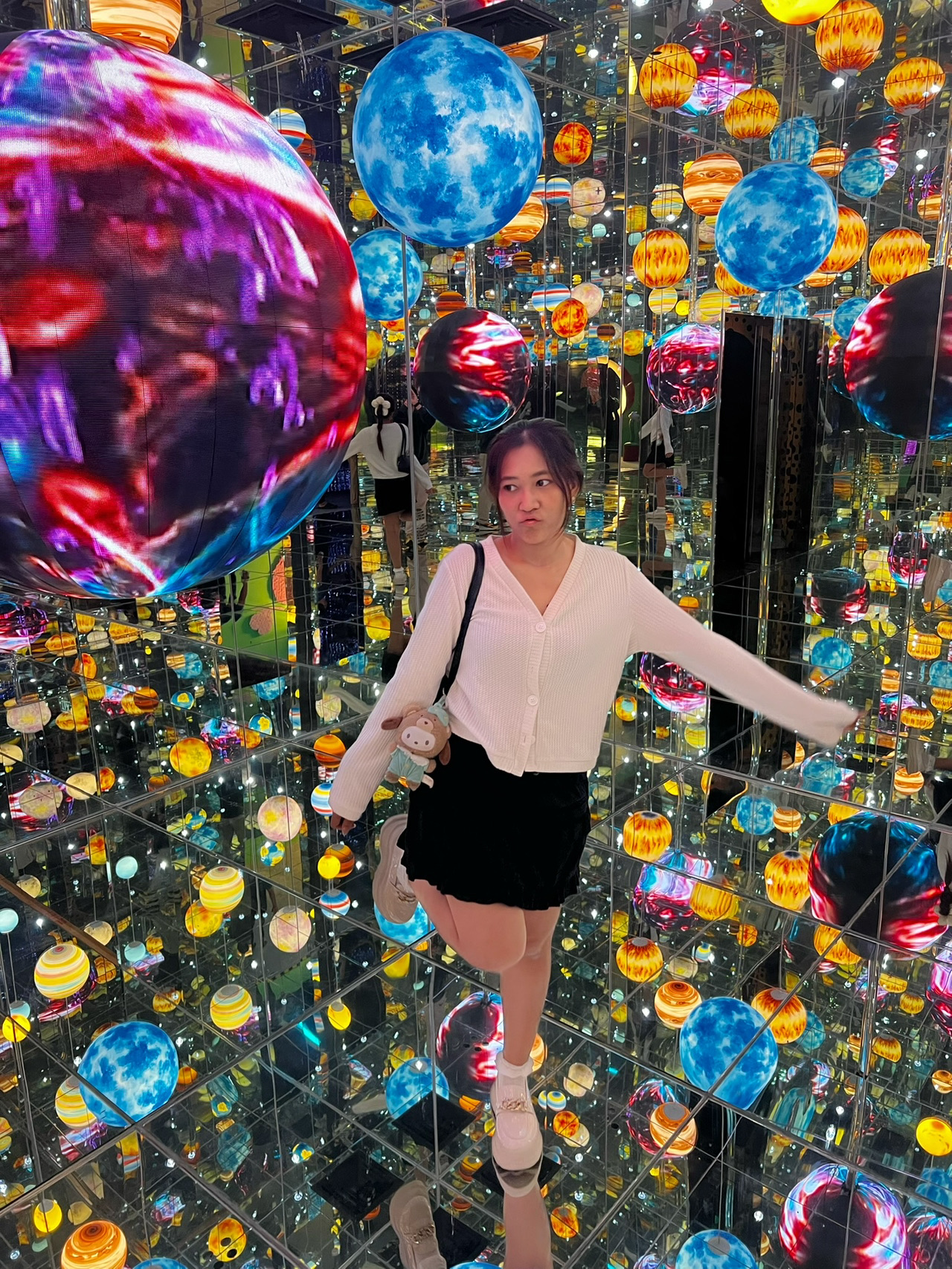 Space & Time Cube+ adalah museum Metaverse yang trendi dari Tiongkok, dengan cabang di beberapa kota seperti Shanghai, Chengdu, Chongqing, dll., dan kini telah dibuka di Thailand di lantai B Seacon Bangkae Shopping Center sejak 18 Januari 2025.

Area pameran mencakup lebih dari 1.500 meter persegi, dibagi menjadi 3 zona dengan total 27 ruangan bertema, memungkinkan pengunjung merasakan suasana dunia virtual dalam berbagai dimensi.

Sorotan dan zona spesial
Menggunakan teknologi CAVE 720° dan hologram 3D yang tidak memerlukan kacamata, meningkatkan seni digital dengan daya tarik yang luar biasa.

Berbagai ruangan pameran meliputi:
- Street Story Dark — Dunia cyberpunk
- Mirror Maze — Perspektif yang menantang
- Spiral Staircase of Dreams — Ilusi dalam dimensi kompleks
- Ocean of Stars — Menyelam ke dalam alam semesta
- Wandering Planet — Menjelajahi ruang cermin yang spektakuler
- Particle Invisible Cloth dan Stream of Light — Menciptakan suasana surreal dengan pemetaan proyeksi dan cahaya bergerak di sekeliling
