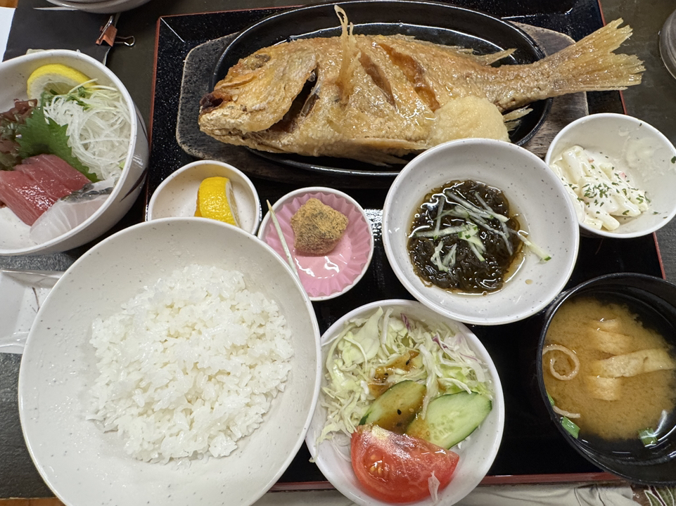 浜の家海鮮料理主要是以定時、生魚片為最主要的美食（對我而言），其中以油煎「黃魚」、龍蝦、牛肉等，還有生魚片+啤酒🍻（冷藏杯）。
黃魚肉質不錯，尤其沾醬（蒜蓉），鮮甜的肉質會讓你不斷地將魚肉放入口中，再加上生魚片與啤酒🍻（杯子有冷藏）真的是非常的滿足。
用餐的環境不錯，門前有車位可以停，大約7～8個車位。服務很熱情+食材新鮮，非常喜歡與感恩。
#浜の家海鮮料理 
