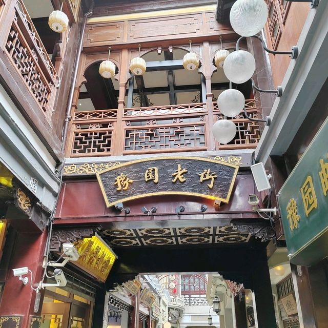 紅牆綠瓦迷醉豫園!上海鬧市中的江南古韻秘境🏮 紅牆綠瓦迷醉豫園!上海鬧市中的江南古韻秘境🏮