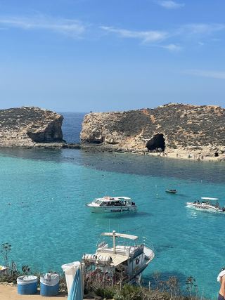 從馬爾他島前往海水美麗的科米諾島