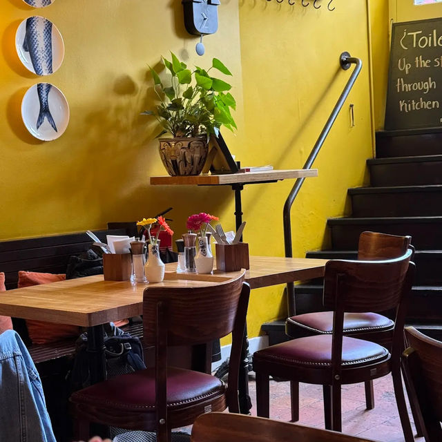 ☕ Quintessential English High Tea on the Canal ☕ Quintessential English High Tea on the Canal