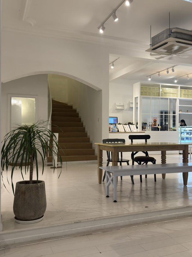 The Coziest Bakery Vibes at Cafe Honest, Phnom Penh 🍰✨