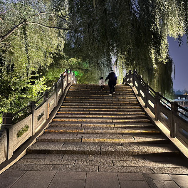 **🌙 Daming Lake Night Walk — The Most Romantic Way to End a Jinan Day 💕**