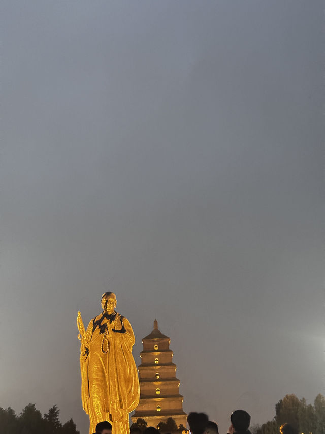 日落雲霧裡的貓影西安 日落雲霧裡的貓影西安