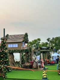 Urban Tides of Light: A Kowloon Christmas Unfolding