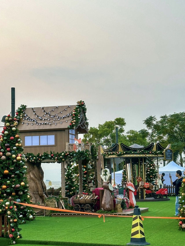 Urban Tides of Light: A Kowloon Christmas Unfolding Urban Tides of Light: A Kowloon Christmas Unfolding