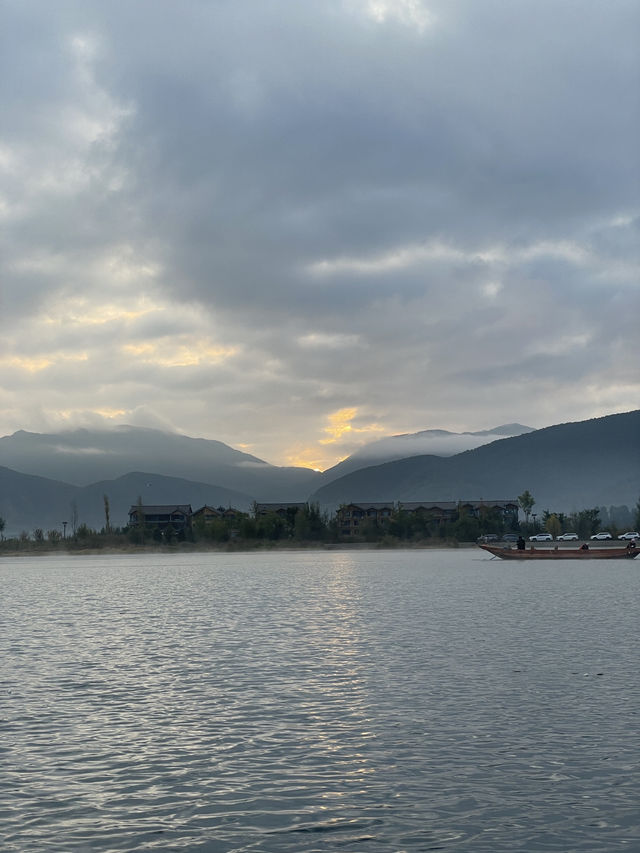 瀘沽湖晨霧|霧裡的湖光與水性楊花 瀘沽湖晨霧|霧裡的湖光與水性楊花