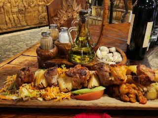 ​ ทริปสัมผัสวิถีดั้งเดิมของบัลแกเรียที่ 'Hadjidraganov's Cellars' 。