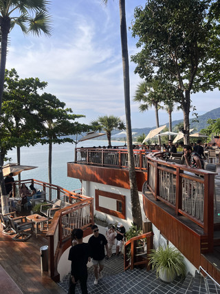 คาเฟ่ริมทะเลที่ภูเก็ตคือบรรยากาศดีจนไม่อยากกลับเลย 🌊☕️ นั่งจิบกาแฟไป มองวิวทะเลไป ฟังเสียงคลื่นเบา ๆ คือฮีลใจมาก ร้านตกแต่งสวยแบบมินิมอลผสมบีชคลับ ถ่ายรูปมุมไหนก็ออกมาดี แสงธรรมชาติคือสวยมาก โดยเฉพาะช่วงเย็นตอนพระอาทิตย์ใกล้ตก บอกเลยว่าโรแมนติกสุด ๆ ✨
เครื่องดื่มกับขนมคืออร่อยเกินคาด ไม่ได้มีดีแค่วิว อาหารก็รสชาติดี พนักงานบริการดี บรรยากาศในร้านคือชิลมาก เหมาะกับการมานั่งพักผ่อน ใช้เวลากับตัวเอง หรือมากับเพื่อนกับแฟนก็ฟีลดีหมด 🌴🤍
ใครมีแพลนมาเที่ยวภูเก็ตแล้วกำลังหาร้านคาเฟ่ริมทะเลแบบได้ทั้งวิว ได้ทั้งรูป ได้ทั้งความสบายใจ ร้านนี้คือควรค่าแก่การแวะมากจริง ๆ 🫶🏻
#รับส่วนลดไม่พึ่งดวง 