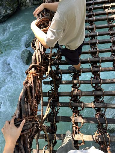 Tokushima] A bridge held together by ancient wisdom. Crossing the