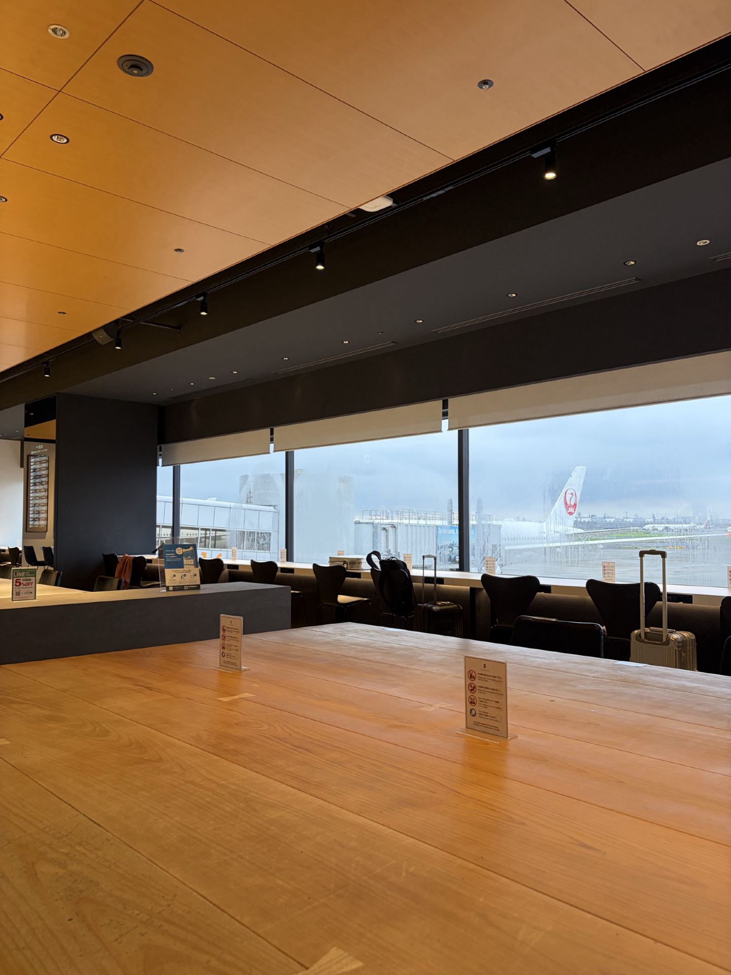 Taking a quick break before boarding at Haneda Airport ♡

POWER LOUNGE SOUTH is incredibly comfortable!
⋆｡˚✧ ───────── ✧˚｡⋆

Since I was flying with JAL, I stopped by the "POWER LOUNGE SOUTH" in Terminal 1 at Haneda Airport before boarding.

This lounge is located just after passing through the domestic security checkpoint,
on the 2nd floor of the South Wing.

Because it's conveniently located near boarding gates 15 and 16,
a huge plus when flying JAL is being able to relax right up until the very last minute before boarding.
The lounge has high ceilings and a spacious layout, creating a calm and relaxing atmosphere.

There's plenty of seating, including spots for a quiet solo retreat and window seats, allowing me to fully unwind before departure.
You can watch the airplanes from the large windows,
and spending time watching takeoffs and landings is one of the unique joys of an airport lounge!

At the beverage corner, you can enjoy unlimited coffee and soft drinks,
making it the perfect pre-departure cafe.

My flight was departing near gate 16 this time,
so it was just a short walk from the lounge to the gate.

If you're flying JAL out of Haneda Airport, I highly recommend stopping by this lounge before you board.
There are many similar-looking spots, so be sure to save this post so you don't get lost! ↓

⋆｡˚✧ ───────── ✧˚｡⋆

　Location Memo📝✨

⋆｡˚✧ ───────── ✧˚｡⋆
✈️ Excellent access right near JAL boarding gates 15-16
🏷️ POWER LOUNGE SOUTH
📍 Haneda Airport Terminal 1 Domestic, 2nd Floor South Wing (After Security Checkpoint, near Gate 16) 
🏠 POWER LOUNGE SOUTH, Haneda Airport Terminal 1, 3-3-2 Hanedakuko, Ota City, Tokyo
🕒 Hours: 6:00 AM - 9:00 PM
💳 Accessible for eligible credit cardholders / Paid entry available