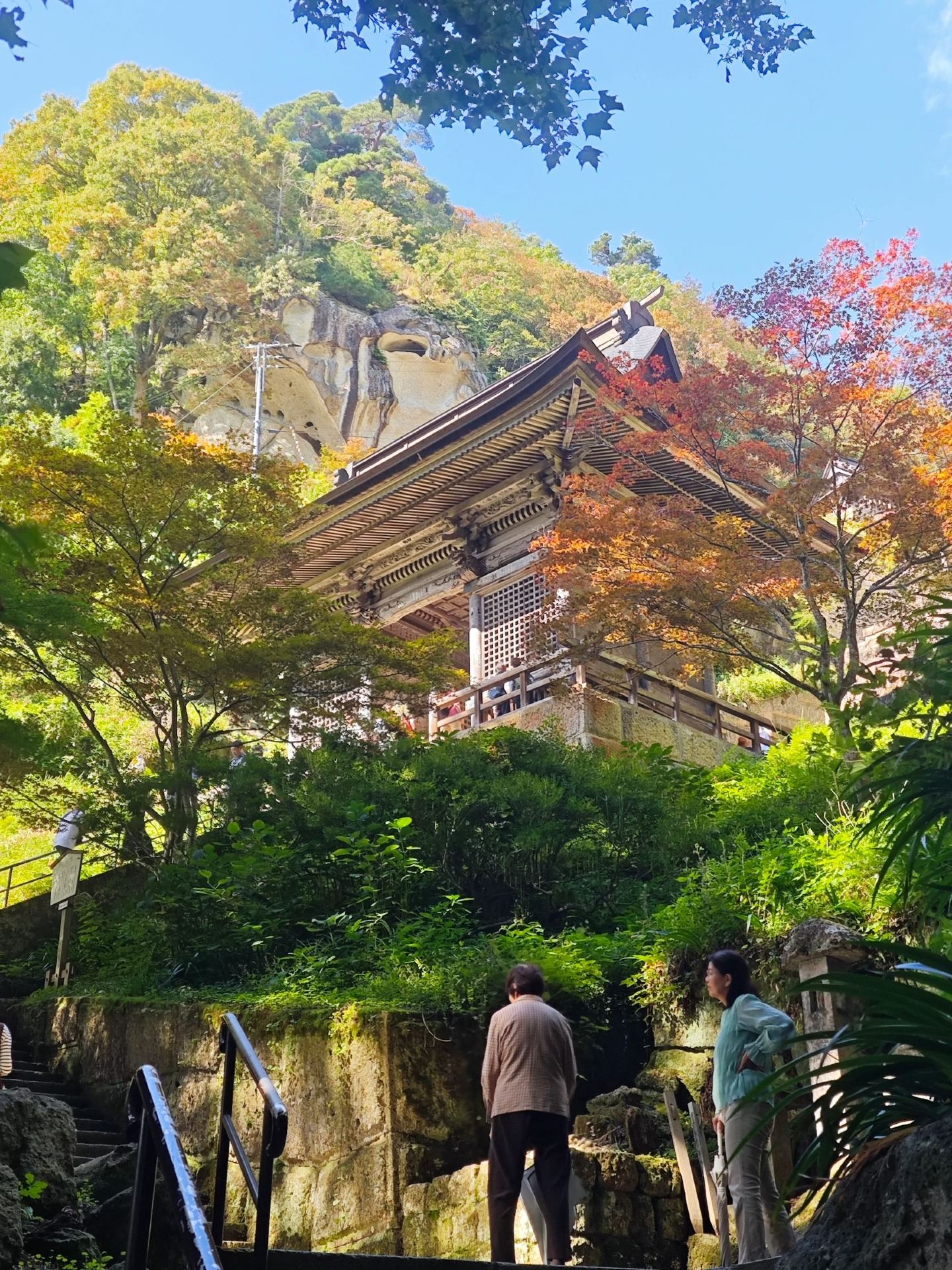 📍 山寺|爬1015階石階,聽見蟬鳴滲入岩石裡🍃⛩️✨

到山寺站下車時,空氣裡有種很清涼的山林味道🌲 這裡正式名稱是寶珠山立石寺,由慈覺大師圓仁在860年創建,整座寺院沿著陡峭山壁而建,從山腳到奧之院要爬1015級石階🪜 每登一階,就像消去一煩惱,走到後面真的會忘記日常瑣事,只剩腳步和蟬鳴🔊

🌿 簡單背景

山寺屬於天台宗寺院,被視為修行之地。山腳的根本中堂裡,還保存著自創建以來持續燃燒的「不滅法燈」🔥 而1689年,松尾芭蕉在《奧之細道》旅途中造訪這裡,留下名句「閑さや巖にしみ入る蟬の聲」——萬籟俱寂,蟬鳴聲滲入岩石之中。站在山寺裡,真的會懂那種寂靜感🍂

🚶♀️ 我的路線

🏯 根本中堂  
從車站步行過來先到這裡,是山寺最古老的建築之一。堂內的不滅法燈已經燃燒了一千多年,站在門前會有一種時間停滯的感覺⏳

🪜 1015級石階  
真正的挑戰開始!石階蜿蜒向上,兩旁是古老杉木與岩壁🌲 途中會經過仁王門、納經堂,納經堂旁有巨大奇岩,像被什麼力量劈開一樣,很震撼🪨 爬到中段會開始喘,但回頭看出去的景色也越來越開闊🏞️

✨ 五大堂  
終於爬到山頂!五大堂建在懸崖邊的岩壁上,從這裡俯瞰山形盆地,整個視野一下子打開,剛才爬階的辛苦都值得了😮💫

🍃 奧之院  
再往上走一點就是奧之院,這裡更加安靜,空氣也更清涼。站在這裡,真的能感覺到芭蕉寫下的那種「寂靜滲入岩石」的氛圍🙏

🌿 垂水遺跡(裏山寺)  
下山後,我又去了更深處的峯之浦,當地人叫它「裏山寺」🗺️ 從山道入口走約15分鐘,穿過林間後,突然看見蜂窩狀的巨大岩壁與鳥居⛩️ 岩壁裂縫中供奉著不動明王,周圍還有修驗道修行遺跡與五輪塔窟。這裡沒有遊客喧囂,只有風聲和水聲,像走進山寺背後的修行世界🧘♀️

💭 我的真實體驗

山寺不是輕鬆的景點,爬1015階真的會喘😅 但正因為要一步一步走上去,才更能感受到這座山的修行氣息。主參道莊嚴壯麗,而深處的垂水遺跡幽靜原始,兩者放在一起,反而看見了山寺完整的樣子——既是寺院,也是山林修行的場域🙏

如果時間不多,只走主參道到五大堂就夠了;但如果喜歡幽靜與奇岩,強烈建議多留一點時間去峯之浦的垂水遺跡,那裡真的有種「秘境」感🌿

建議玩法:山寺站🚉 → 根本中堂🏯 → 爬1015階🪜 → 納經堂🪨 → 五大堂✨ → 奧之院🍃 → 下山 → 垂水遺跡(峯之浦)🌿 → 回車站🚉

山寺 #山形景點  #立石寺  #奧之細道  #松尾芭蕉  #東北旅遊  #日本小眾景點  #山形自由行  #垂水遺跡  #峯之浦  #修驗道  #日本寺院  #1015階  #日本秘境  #天台宗 