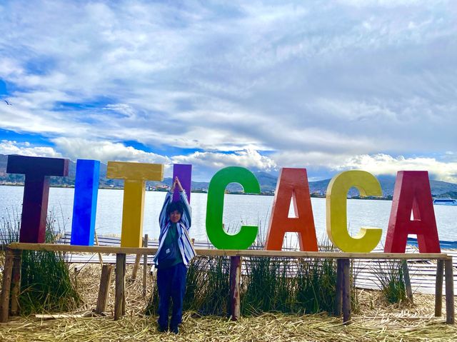 【ウロス島】チチカカ湖に浮かぶ島