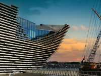 光與影的舞蹈：隈研吾的 V&A Dundee ☀️🌑🕺💃