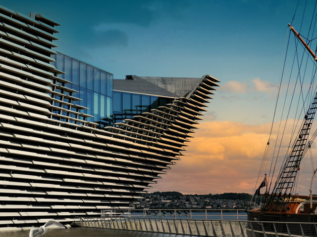 光與影的舞蹈：隈研吾的 V&A Dundee ☀️🌑🕺💃