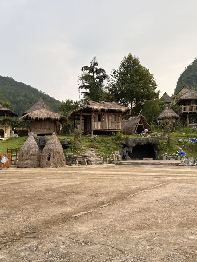 白天遊小七孔，晚上去瑤山古寨，體驗非遺文化特色