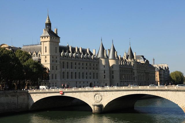  Twilight in the City of Lights