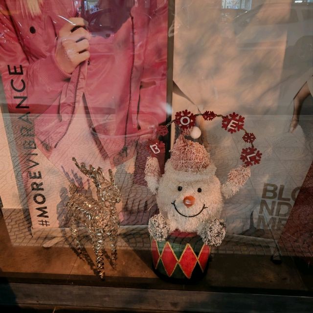 Christmas Window Displays on Liguria Street in Taranto!  