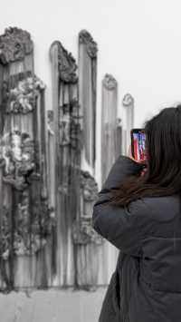 Saatchi Gallery: A Blooming Masterpiece 🌸🎨