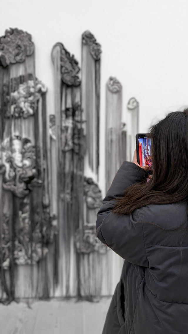 Saatchi Gallery: A Blooming Masterpiece 🌸🎨