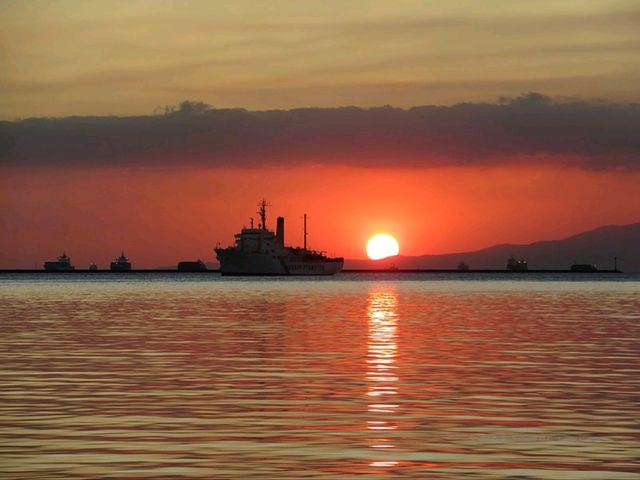 Manila Bay: Enjoy the stunning sunset and historical significance!