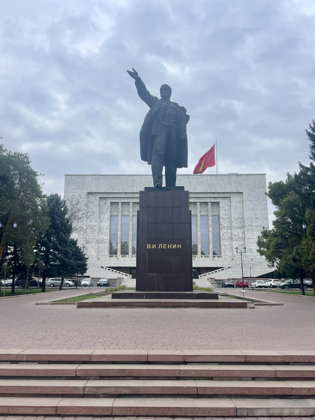 Lenin to the Back