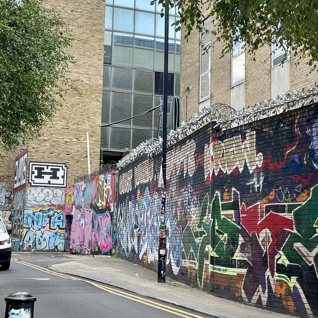 London🇬🇧Shoreditch & Its Canvas of Graffiti: London's Urban Art Gallery! 🏙️✨